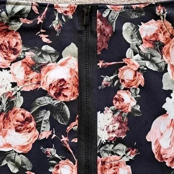 ❤️ Pretty Floral H&M Pencil Skirt - Picture 3 of 9